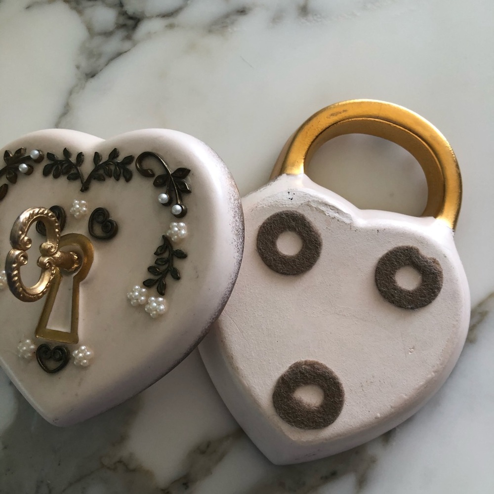 Vintage Gold and Cream Heart Lock Decor - Picture 3 of 6